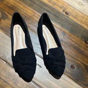 NEVER WORN—SIZE 7 CRISS CROSS ATAIWEE BALLET FLATS